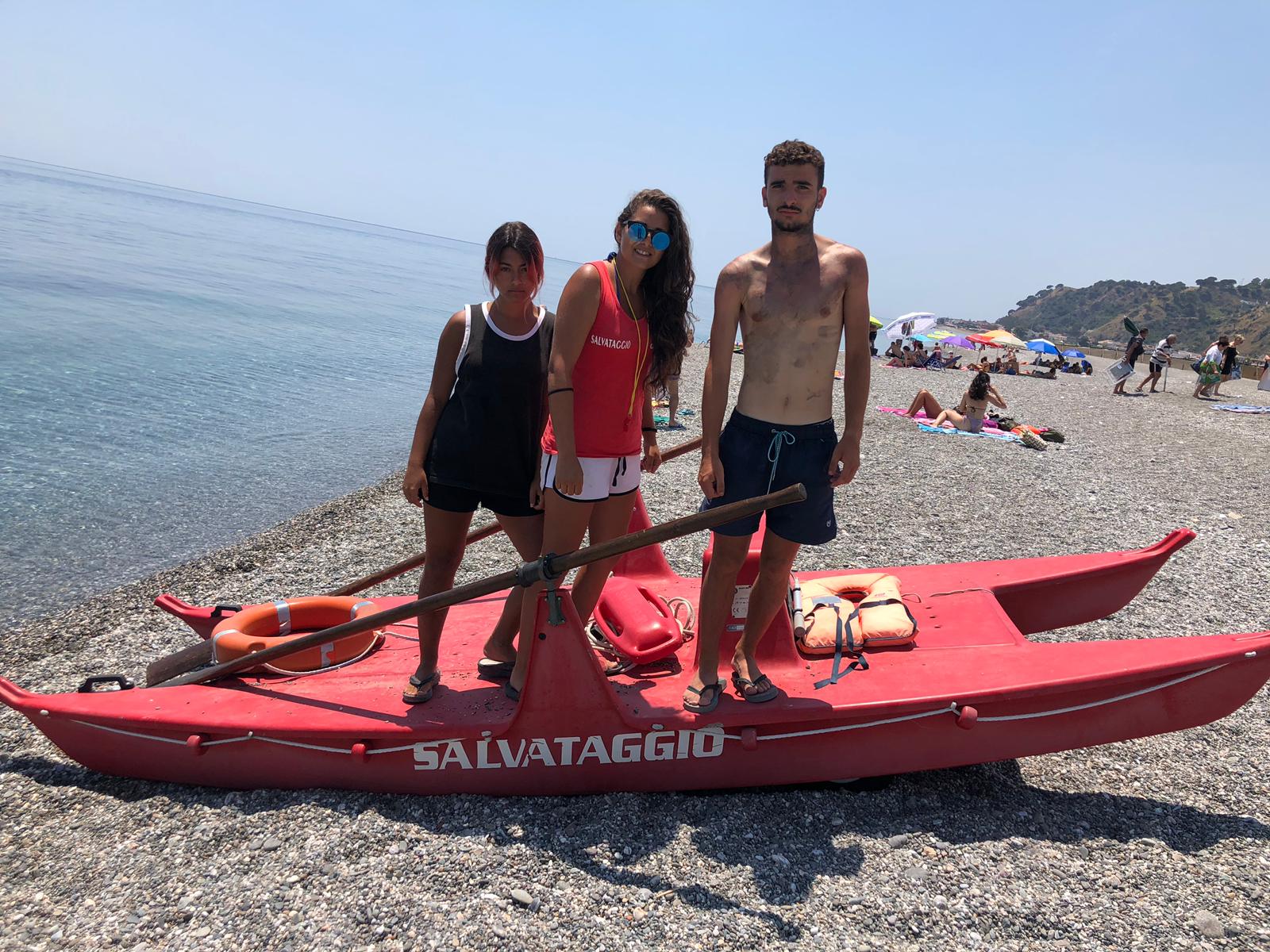 Bagnante in difficoltà accerchiata da meduse: salvata dai Baywatch