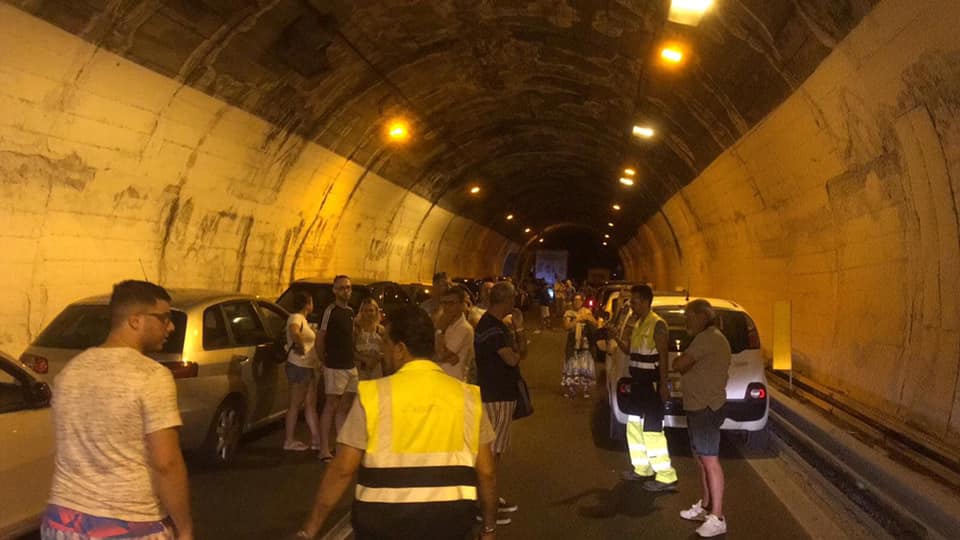 Giardini: auto prende fuoco in galleria, A18 e Ss 114 in tilt