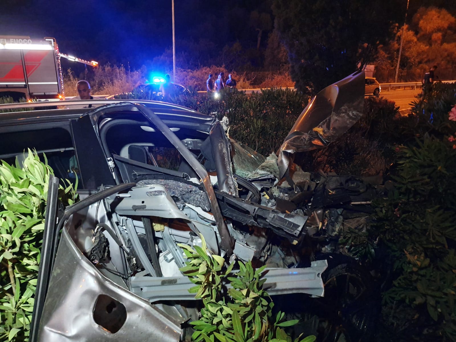 Tangenziale, auto fuoristrada: due feriti