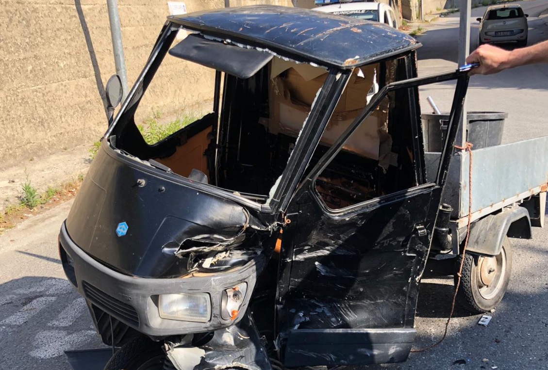 Auto pirata investe motoape, grave un 48enne