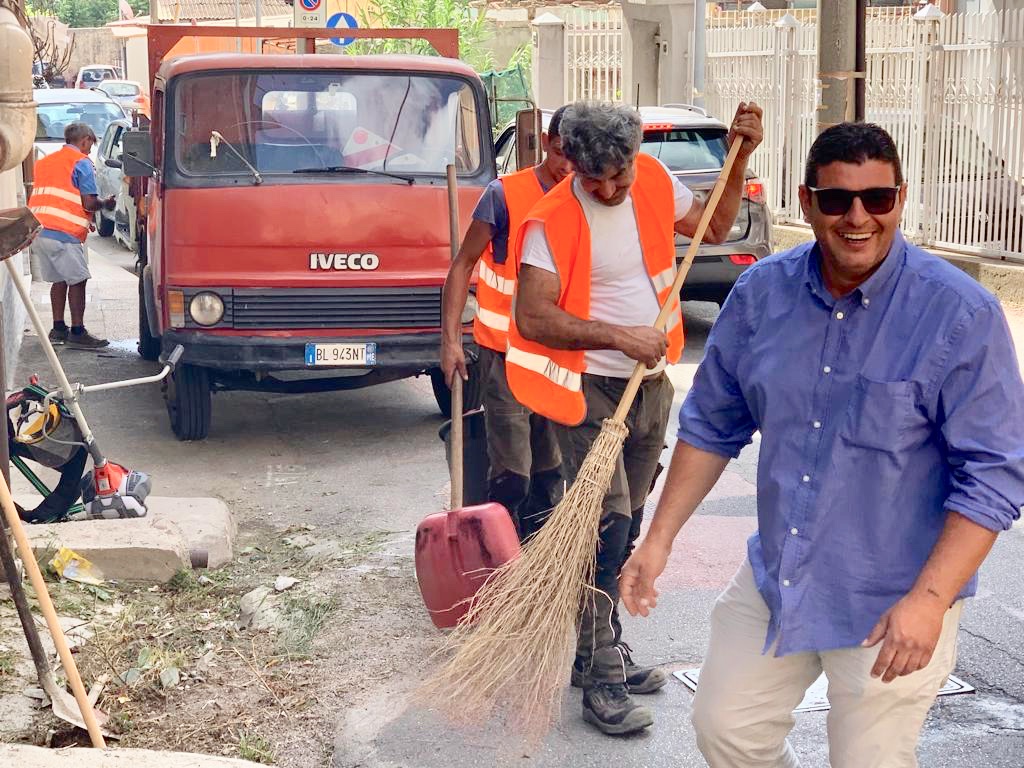 Via Olimpia, avviata la scerbatura grazie alle segnalazioni del consigliere Bucalo