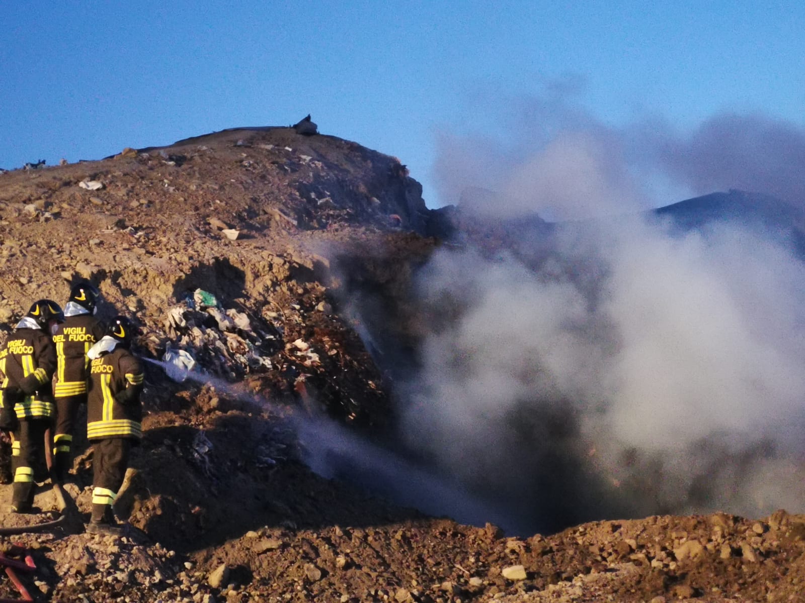 Notte di fuoco: brucia la discarica di Mazzarrà