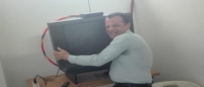 De Luca: "Licenziate il custode che guarda la Tv" e lui tenta il suicidio