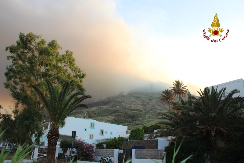 Stromboli, vigili del fuoco al lavoro per spegnere ultimi focolai