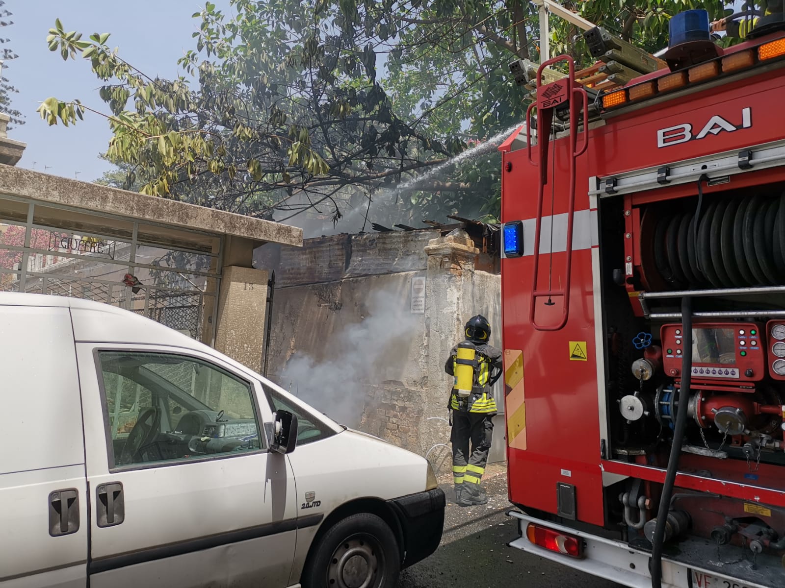 Abitazione in fiamme nel rione Ogliastri