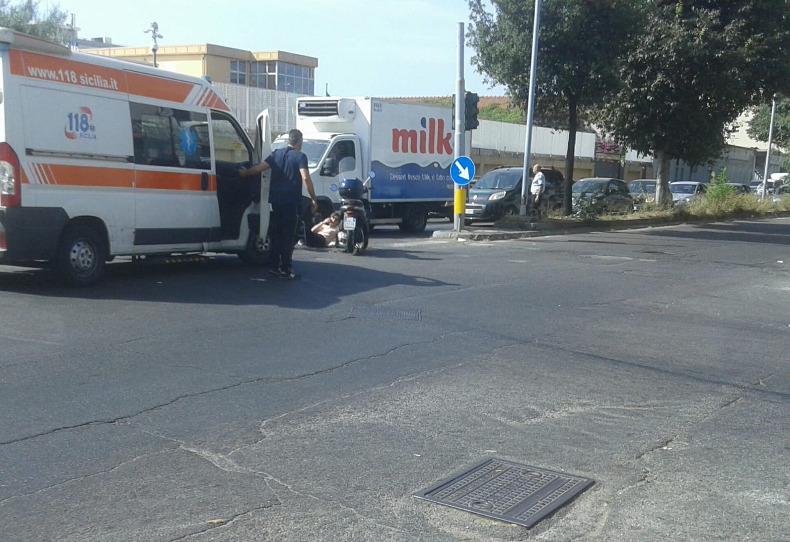 Scooterista cade in via La Farina