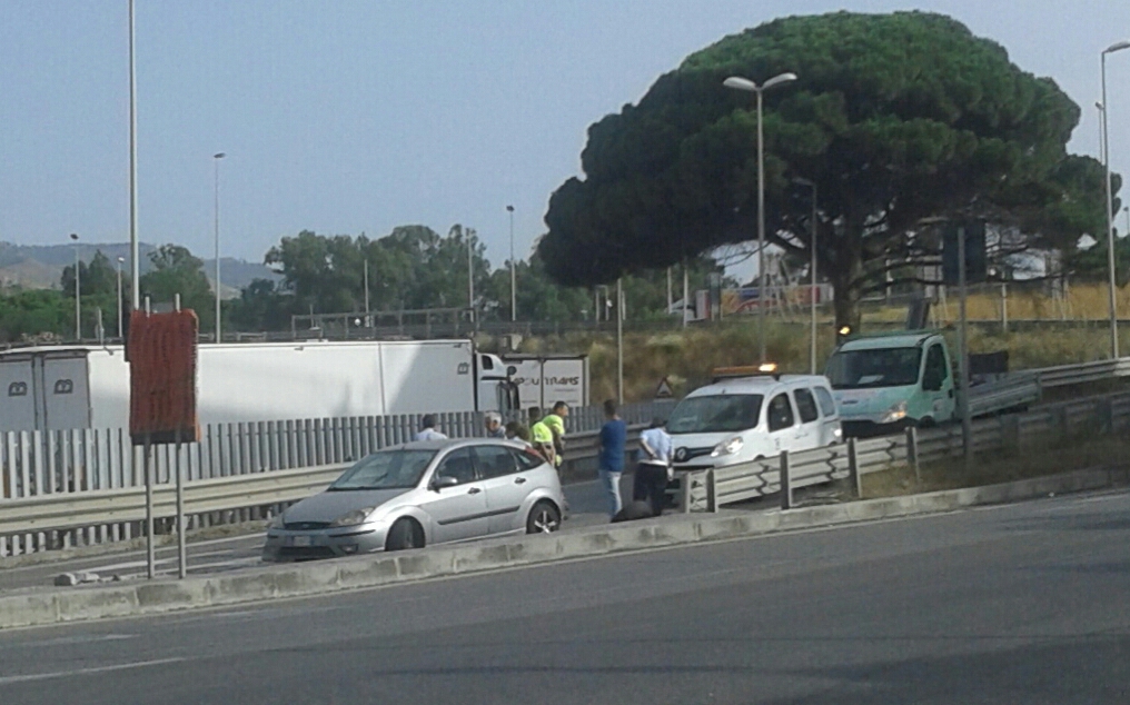 Tremestieri: auto finisce sullo spartitraffico