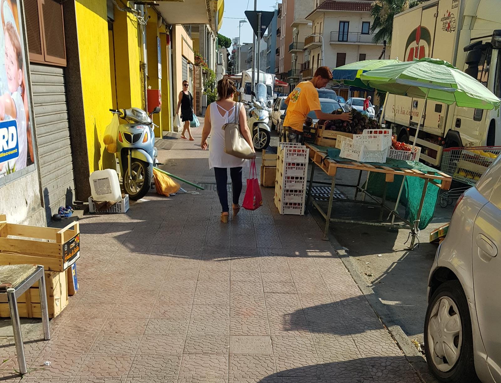 Blitz Annona, ambulanti imperterriti si "riprendono" la strada