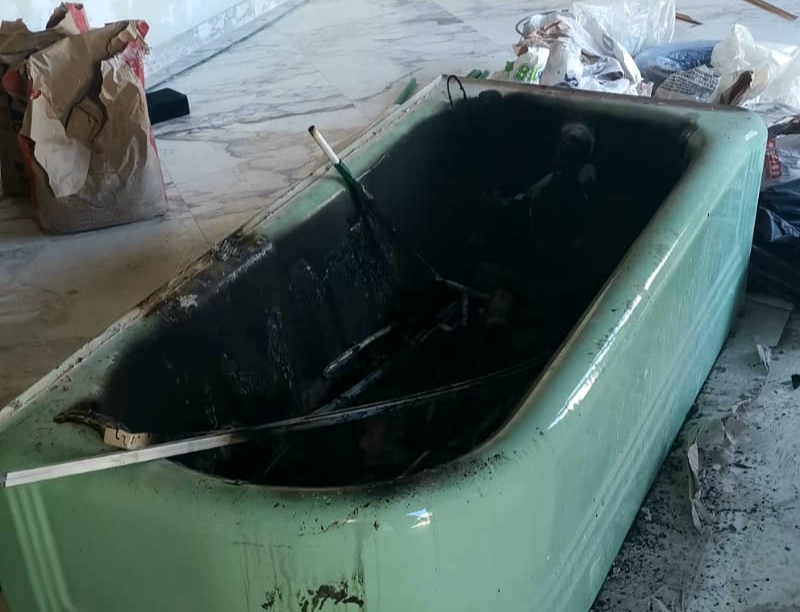 Fiamme in un appartamento in fase di ristrutturazione