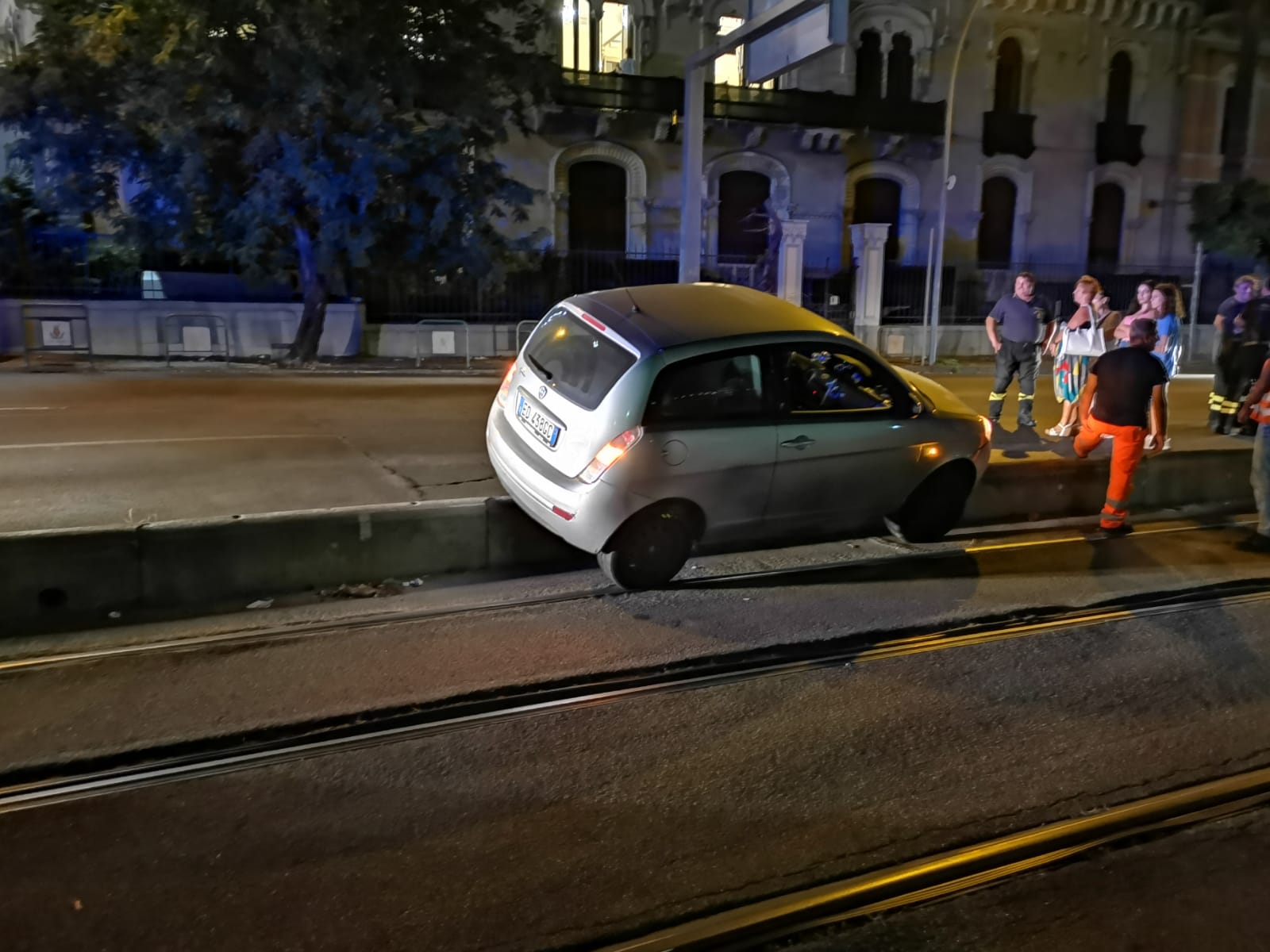 Auto finisce sul cordolo che delimita la linea tramviaria