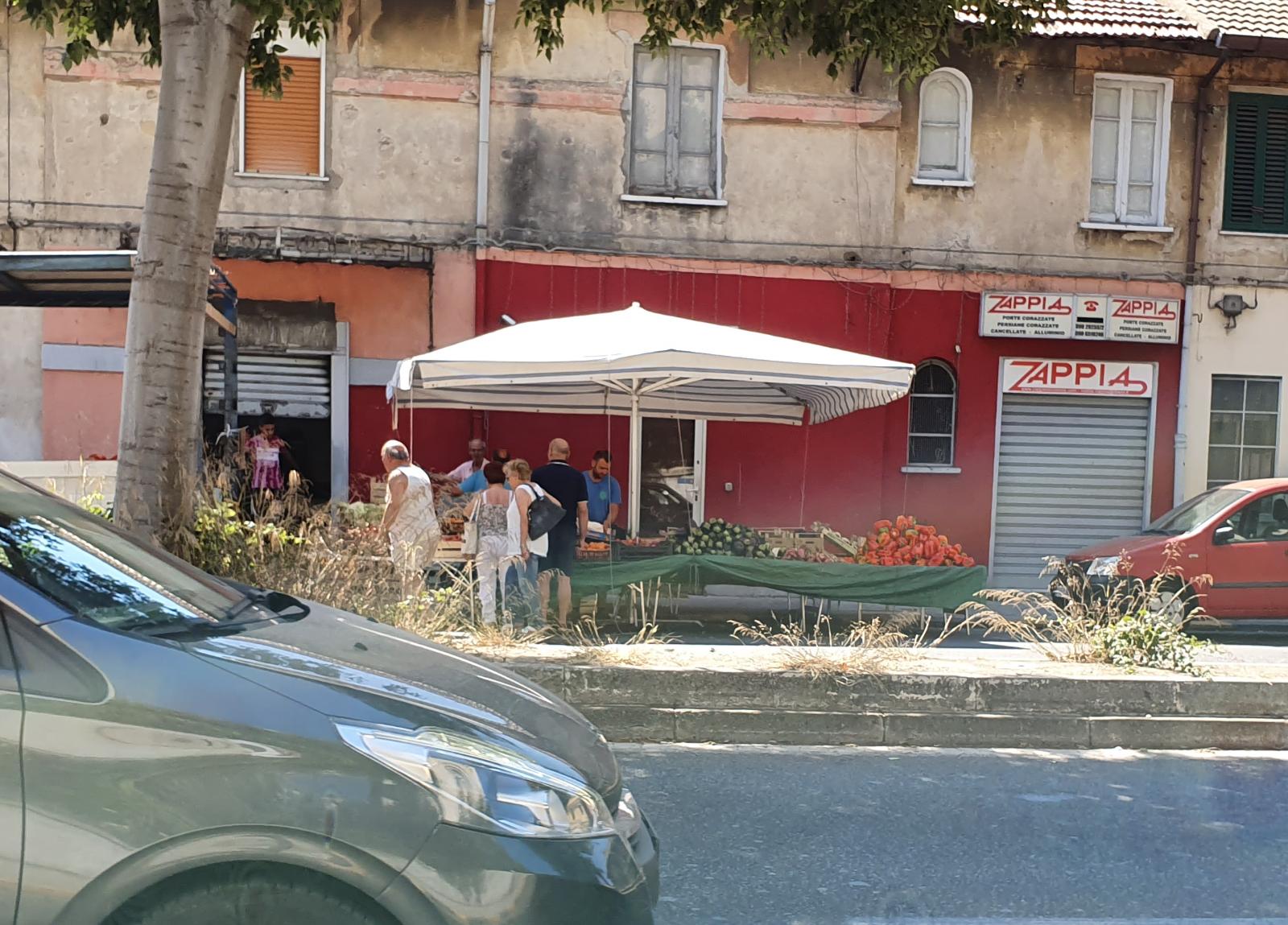 A volte ritornano: gli abusivi di via La Farina riaprono i battenti