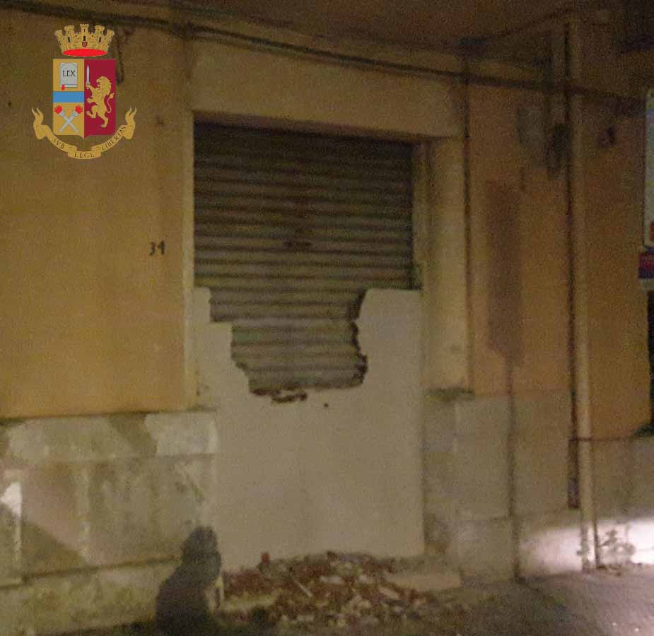 Tenta di occupare un immobile e colpisce un poliziotto: 38enne finisce in manette