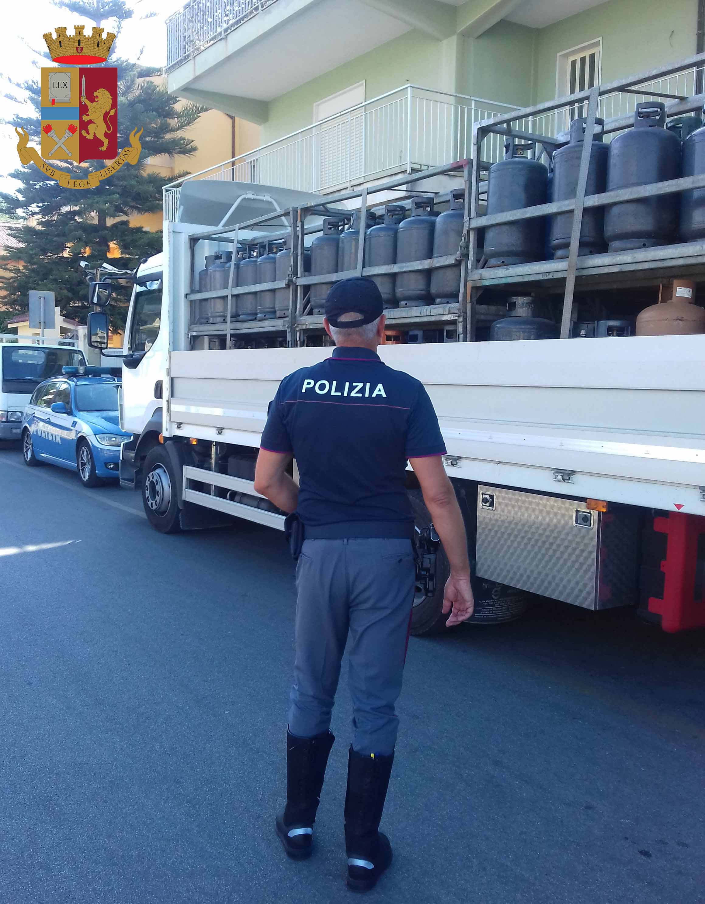 Scoperto deposito abusivo di bombole: denunciata una persona
