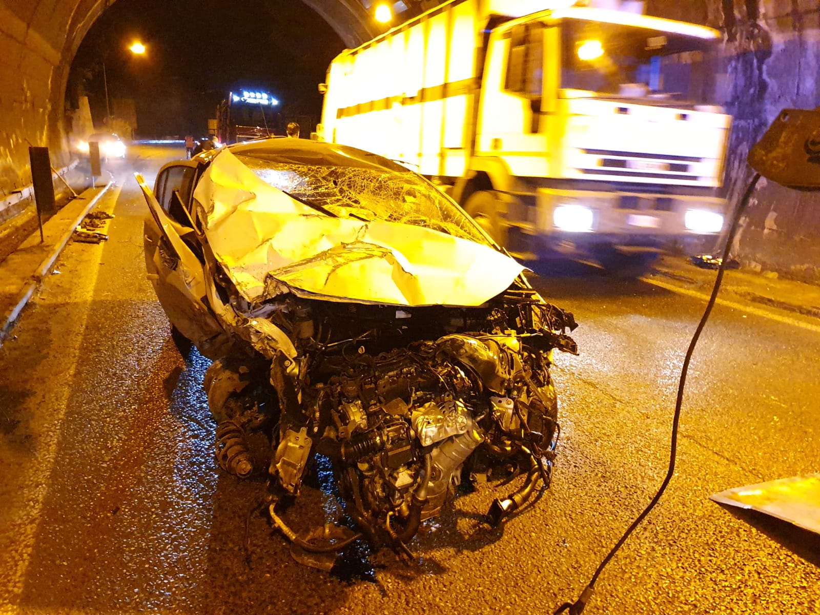 Incidente in tangenziale nella notte: grave un automobilista
