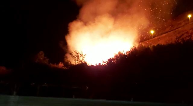 Bisconte, bruciano le colline. Fiamme partite da una discarica abusiva