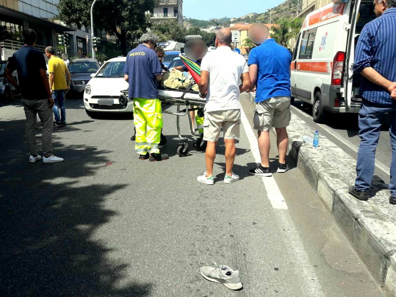 Boccetta, auto centra pedone: è grave