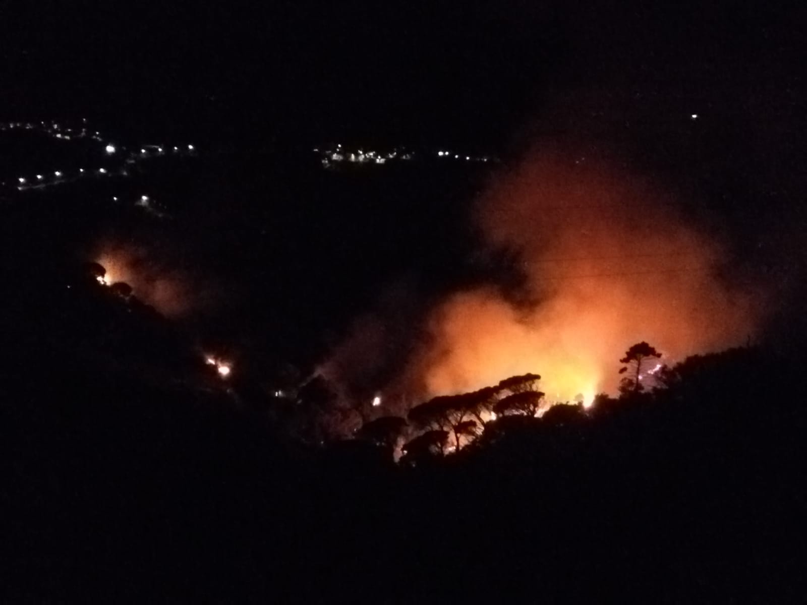 Imponente incendio nella notte sui Peloritani