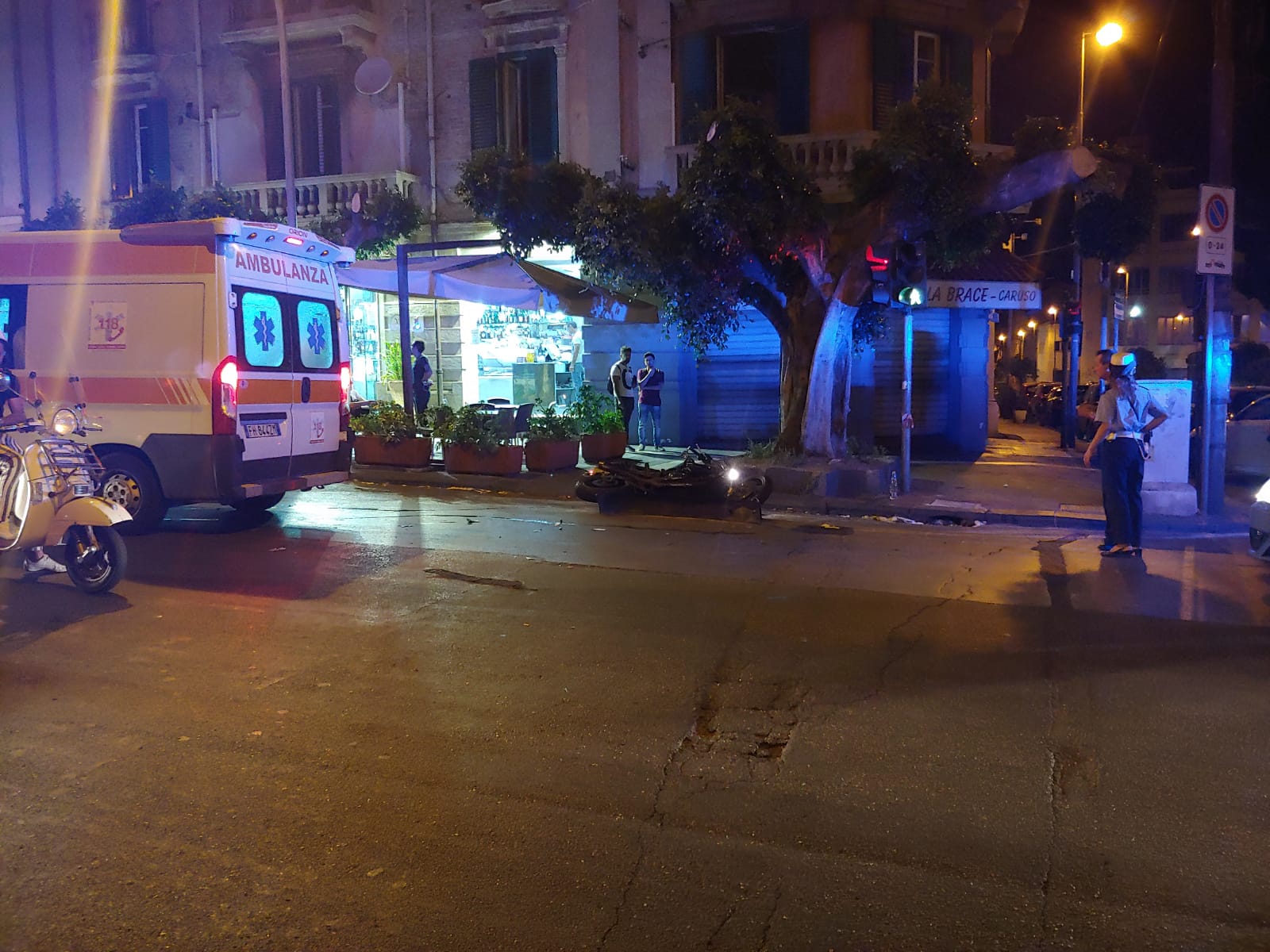 Scontro auto-moto in centro, due giovani feriti