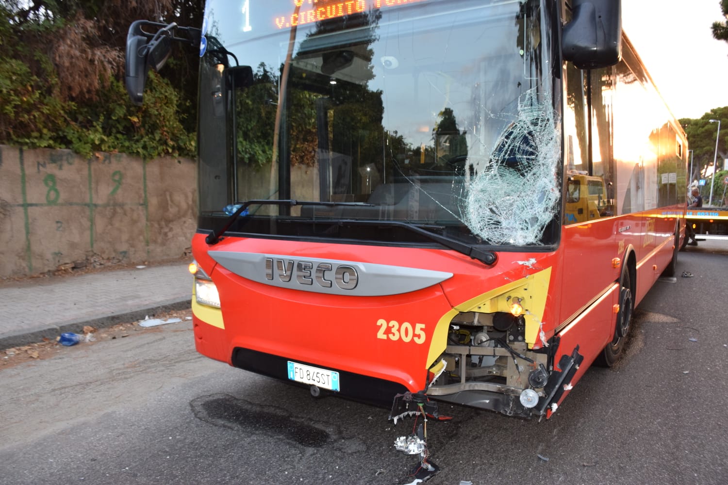 Granatari, scooterista si schianta contro bus Atm