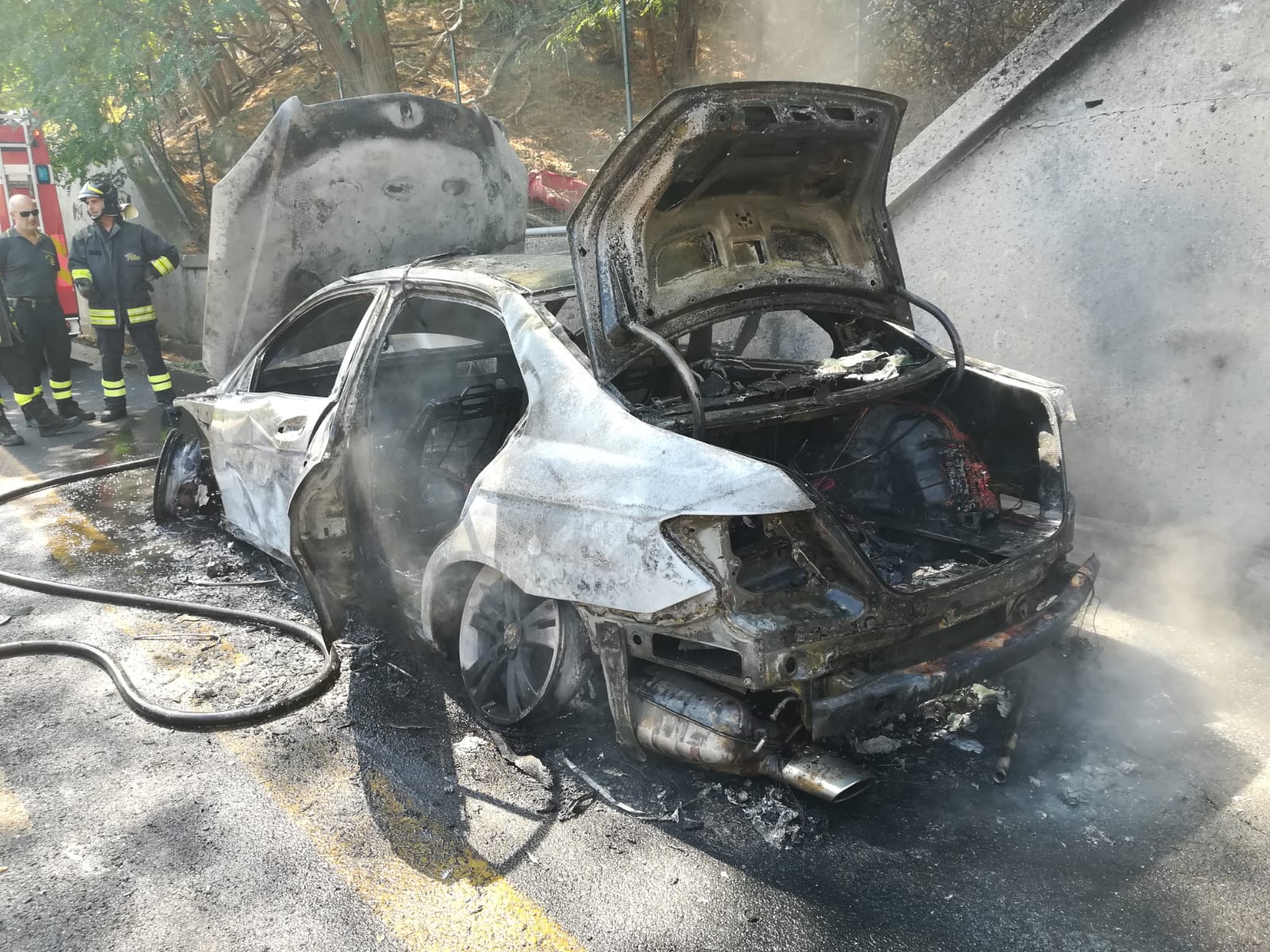 Auto in fiamme e lavori, inferno in autostrada