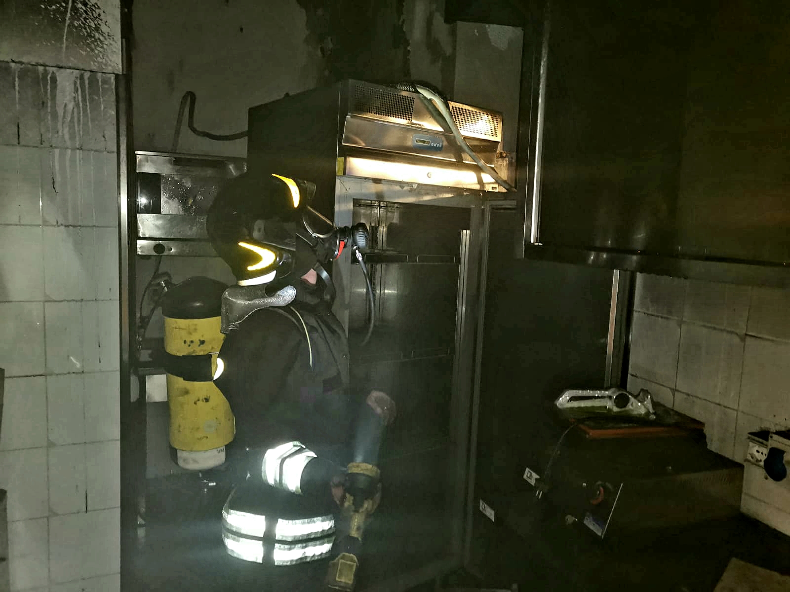 Incendio in un bar di via Tommaso Cannizzaro