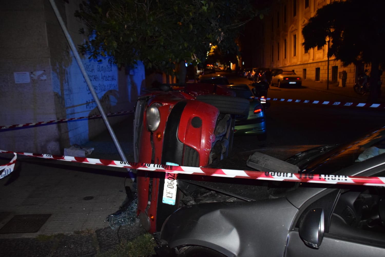 Scontro in pieno centro, donna finisce in ospedale