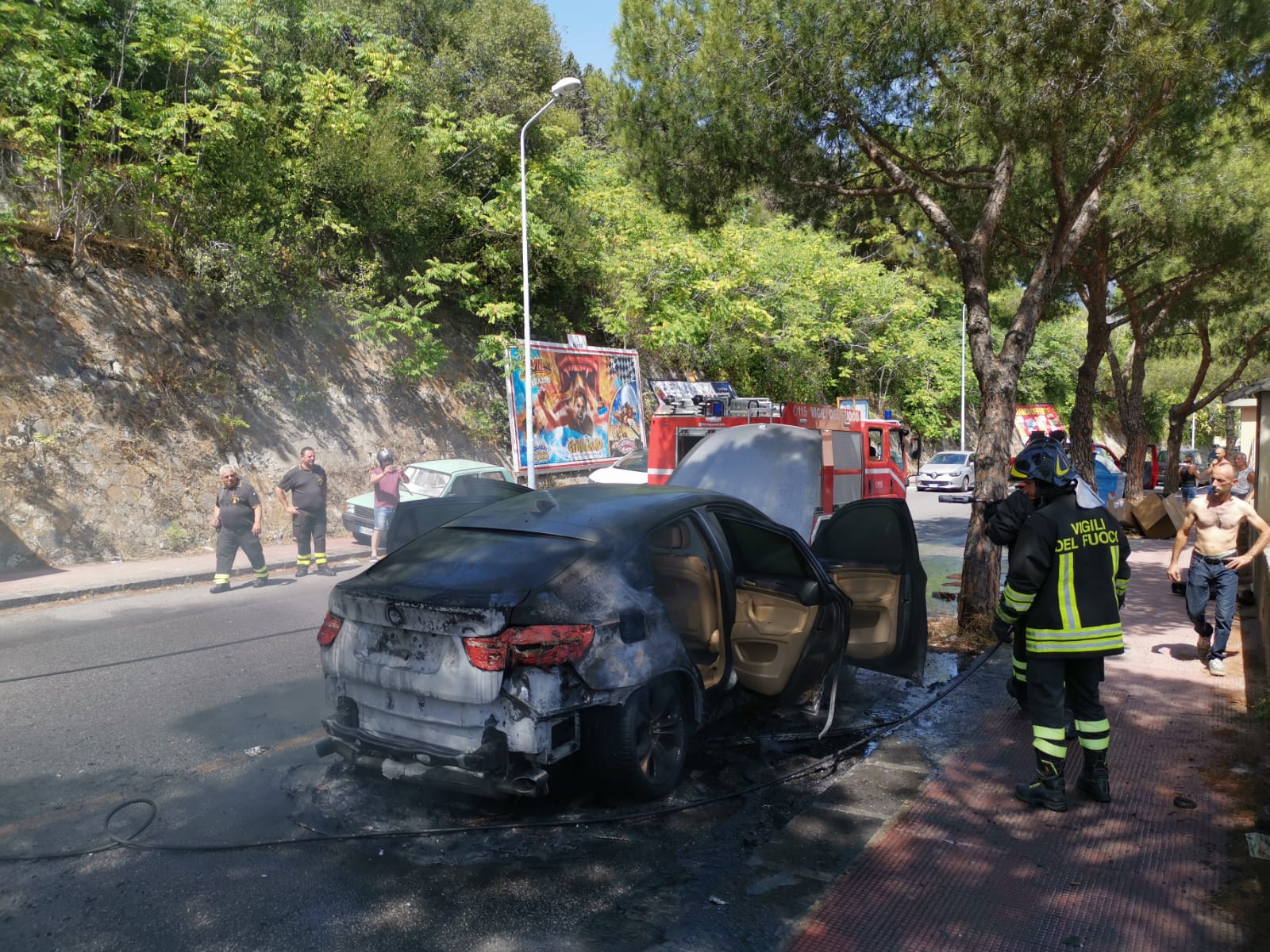Auto di grossa cilindrata prende fuoco sul viale Regina Margherita