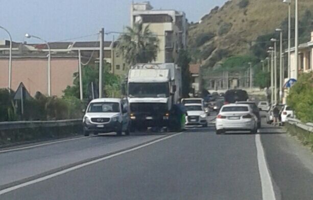 Galati Marina: autocompattatore in panne ed è caos