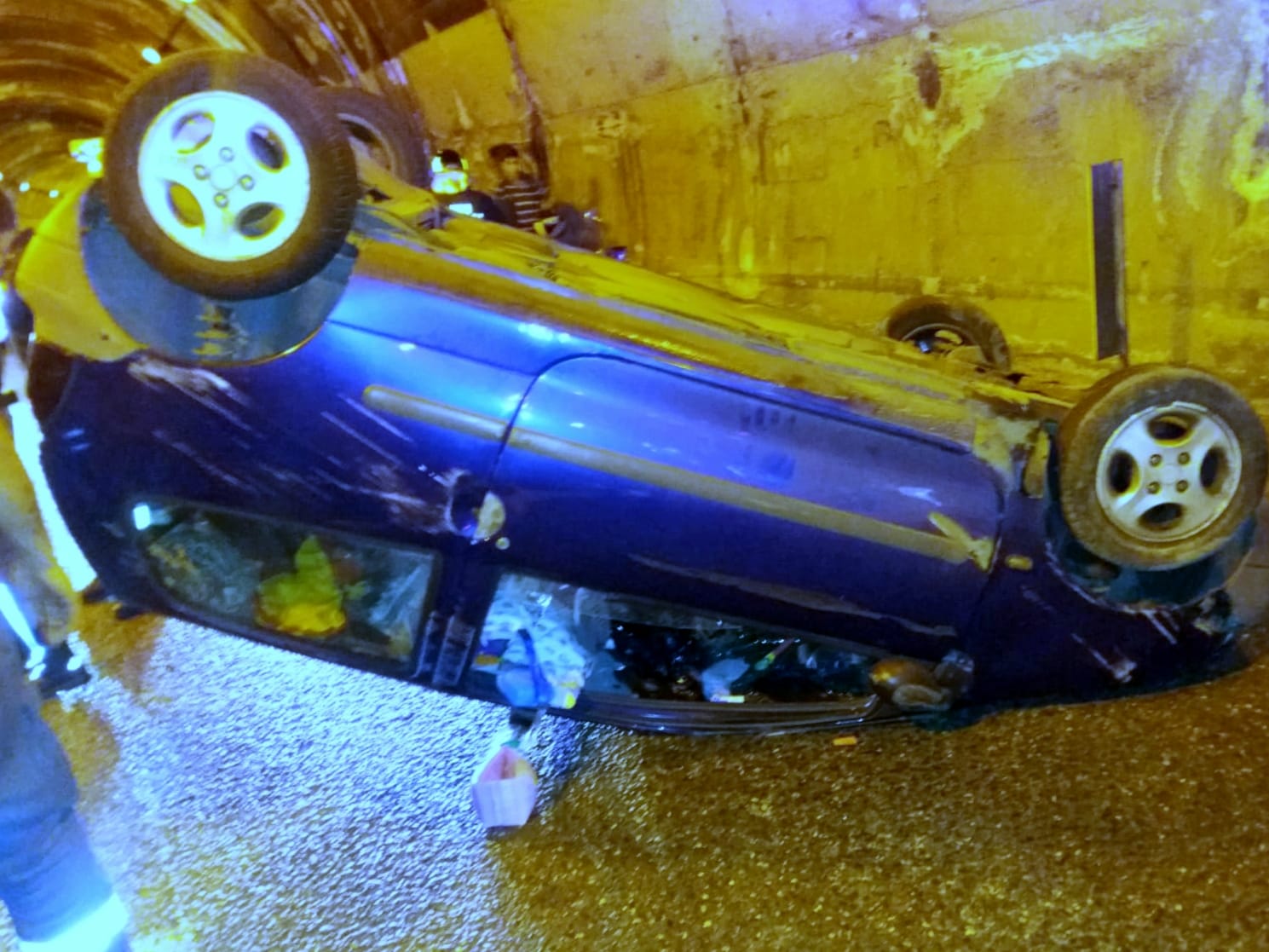 Auto si ribalta in galleria sulla tangenziale, donna miracolata