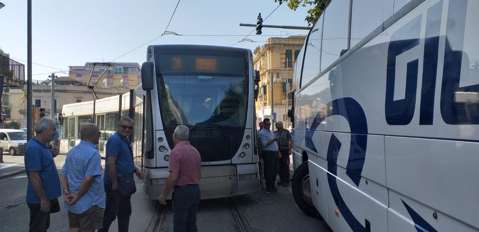 Scontro tram-bus, c’è un ferito