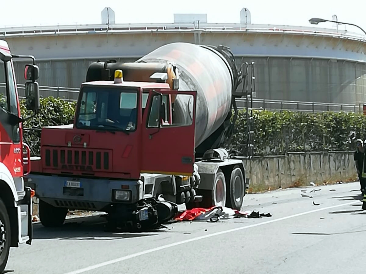 Milazzo, giovane scooterista muore davanti la Raffineria