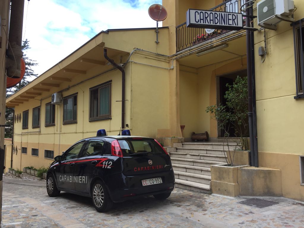 Accusa il padre dell'ex per la fine della relazione e cerca di investirlo: arrestato 46enne