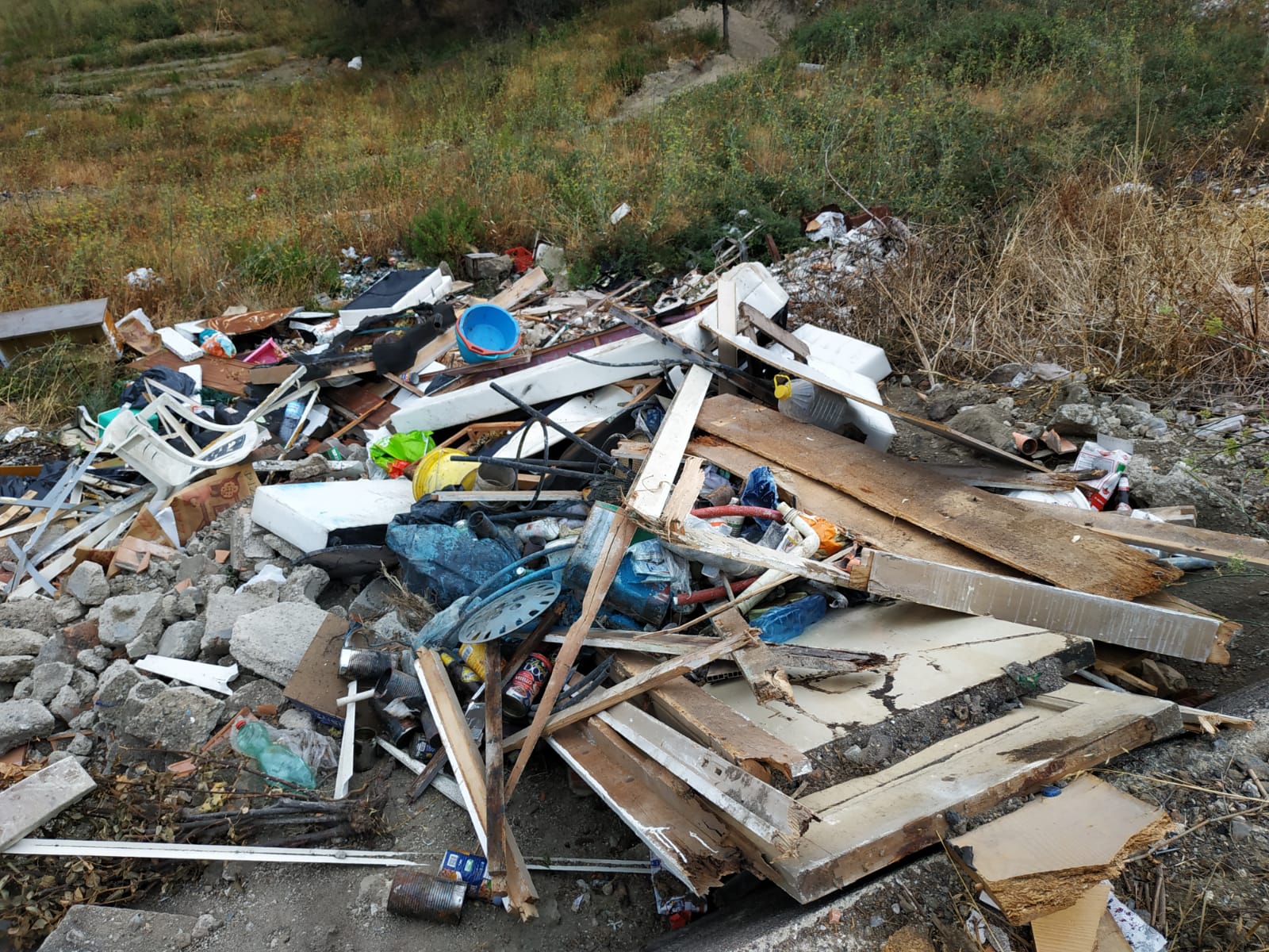 Discarica abusiva a Cumia, camionista stangato