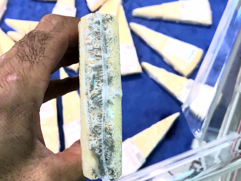 Formaggio con muffa in un supermercato del centro