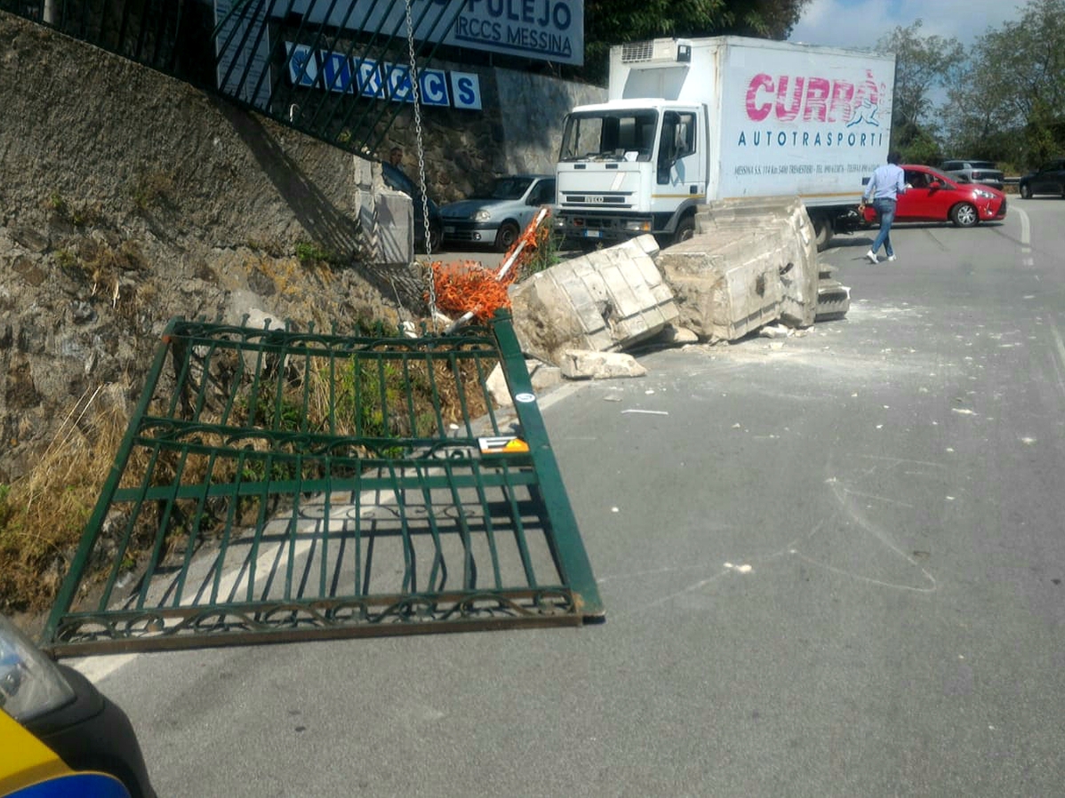 Centro Neurolesi, furgone abbatte colonna storica