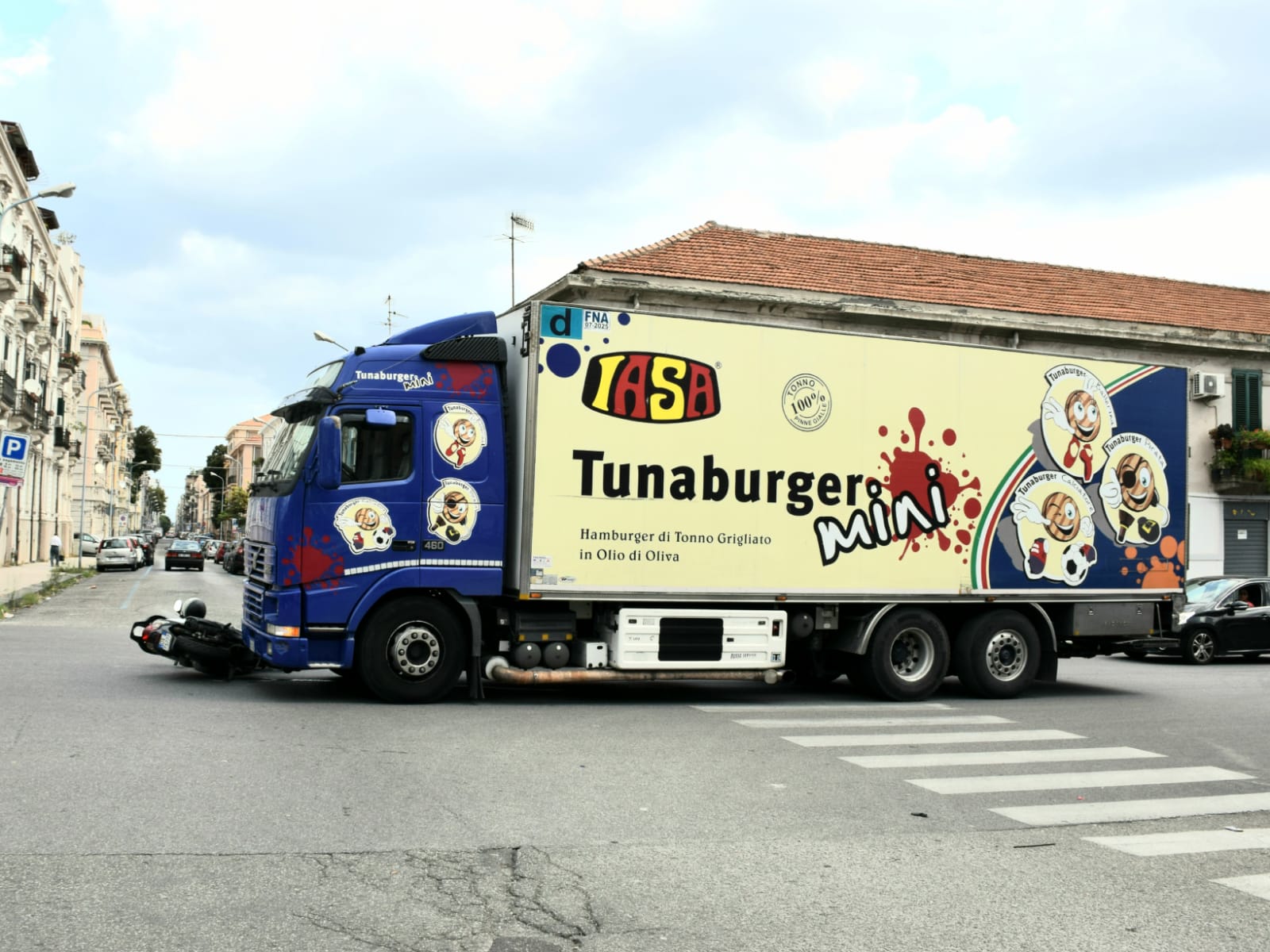 Viale Europa, scooterista finisce sotto un Tir