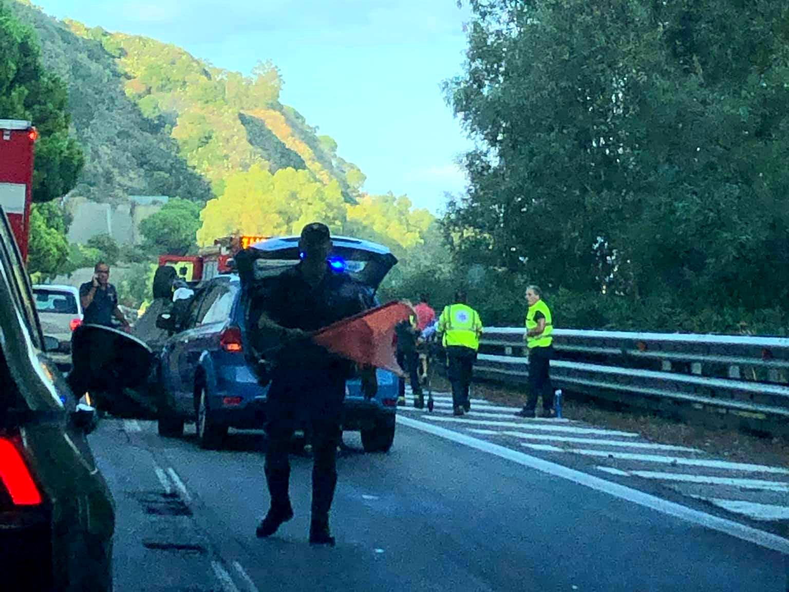 A18, auto si ribalta a Giampilieri