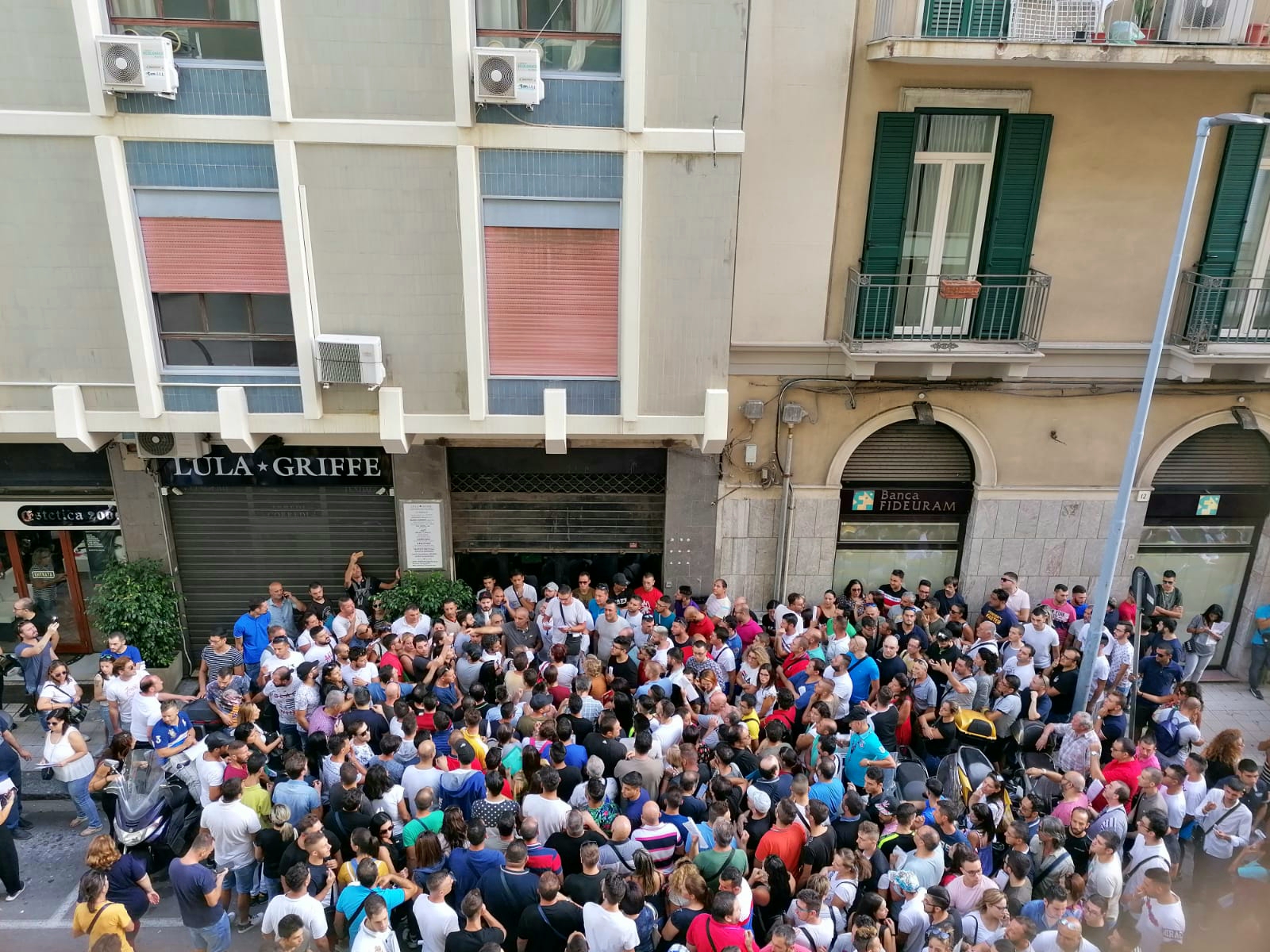 Cercasi netturbini, ressa e caos in via Dogali