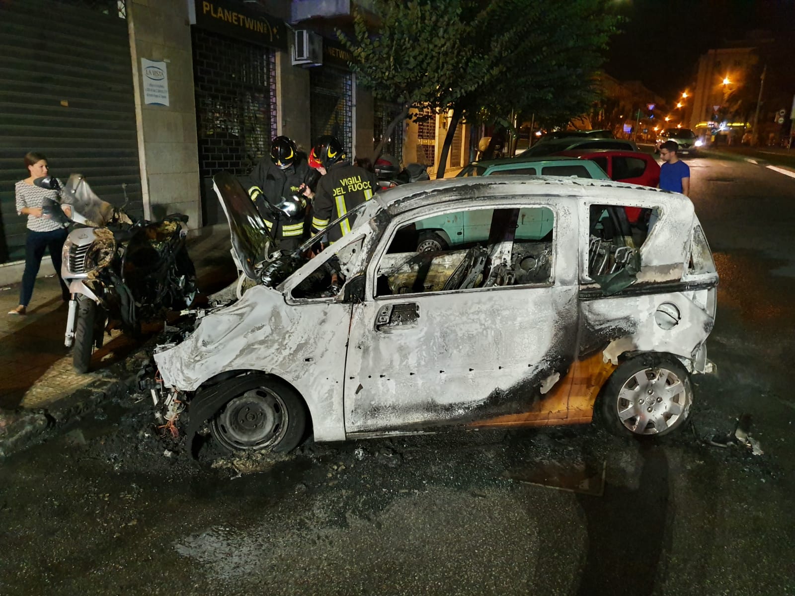 Raid incendiario in via Catania, distrutti due mezzi