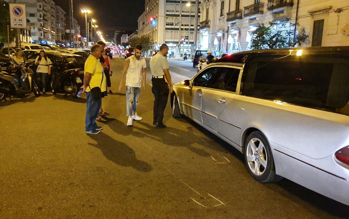 Viale Europa, centauro si schianta contro il carro funebre