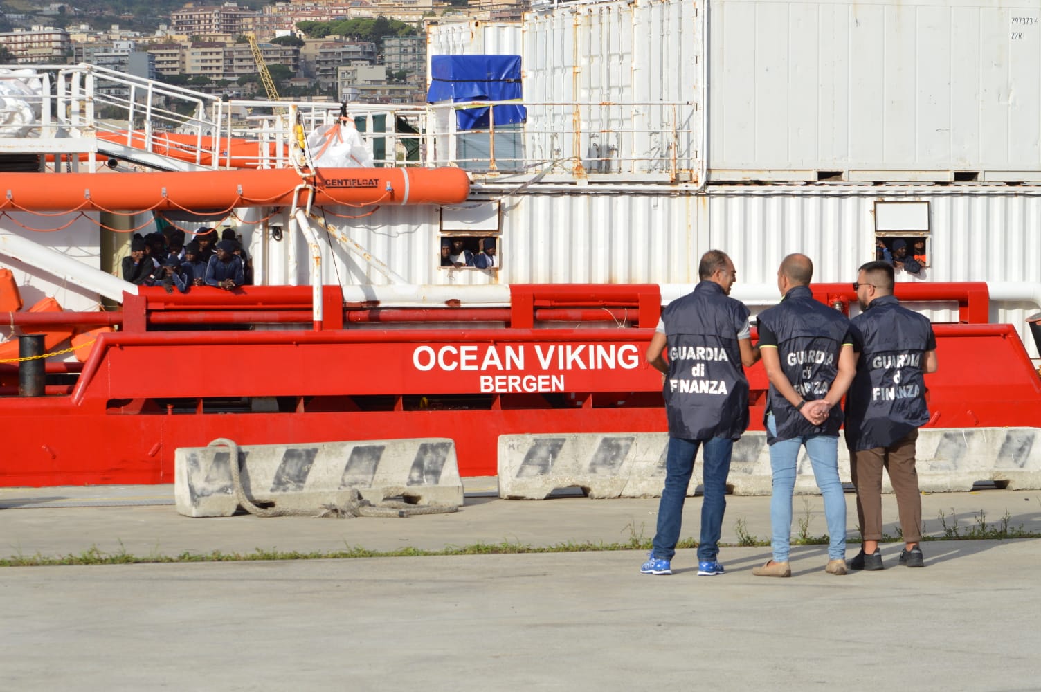 Ocean Viking, sbarco e quarantena per 274 migranti a Pozzallo