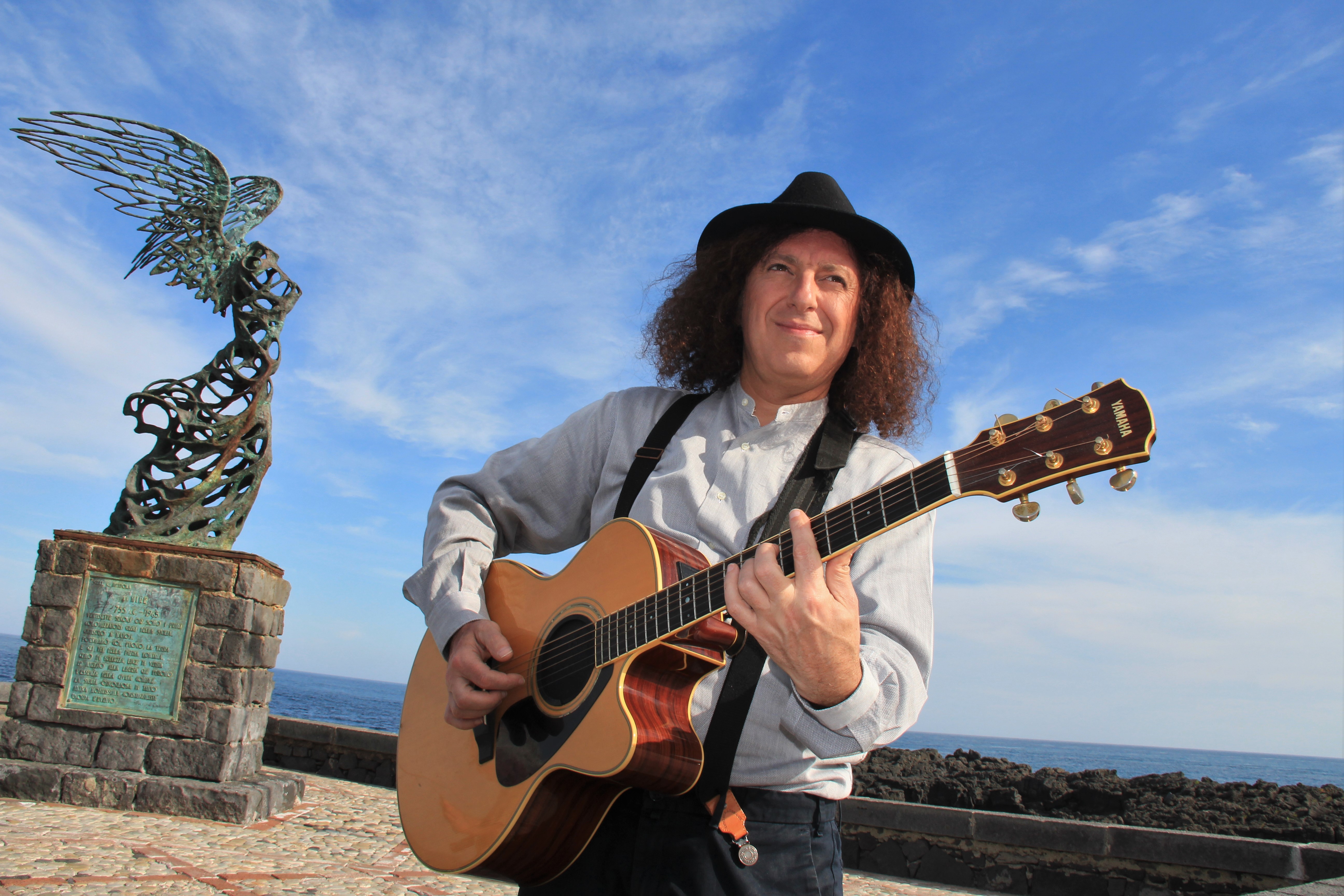 A Giardini Naxos è di scena il cantastorie Luigi Di Pino