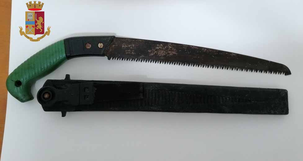 Minaccia di sgozzarlo con una sega, 43enne bloccato dalla polizia