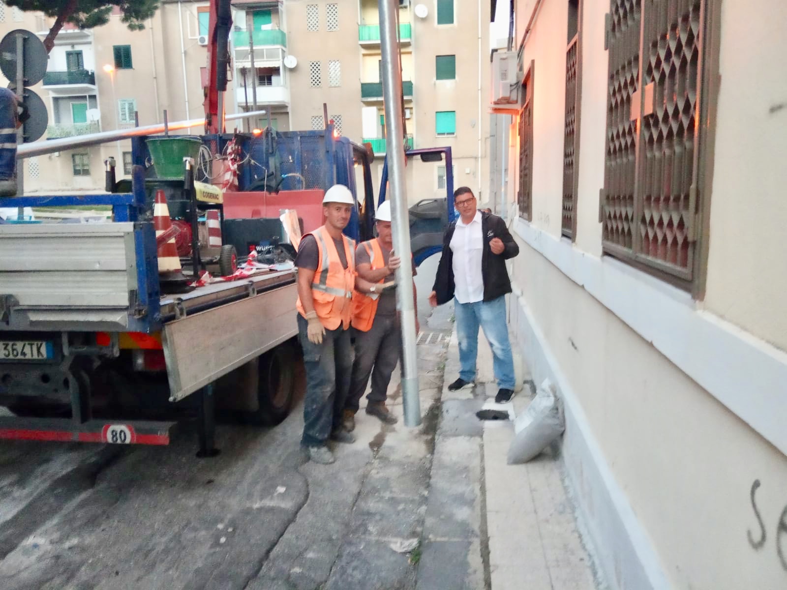 Giostra, sostituiti pali pericolanti. Bucalo: "L'incolumità dei cittadini prima di tutto"