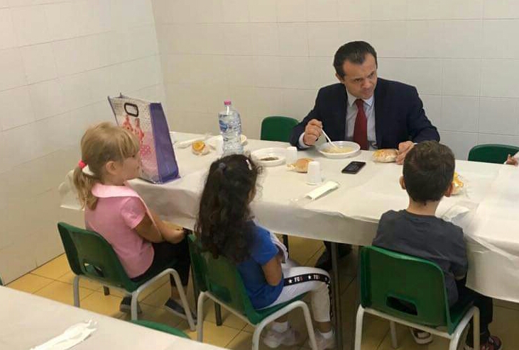 Blitz di De Luca nella mensa scolastica: "Di siciliano c'è solo il pane di Catania"