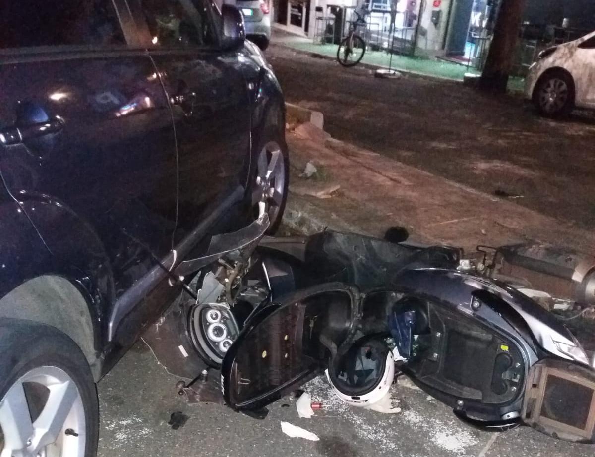 Viale Annunziata, centauro contro auto in sosta