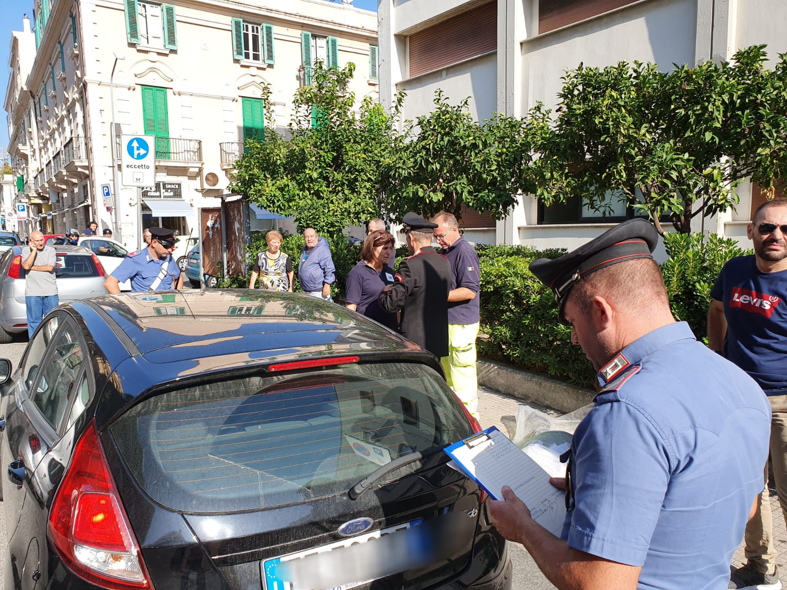 Anziano colto da malore muore per strada in via del Vespro