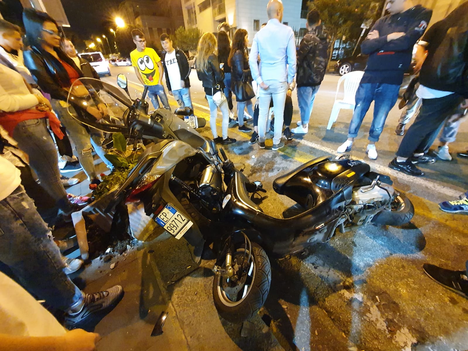 Piomba con lo scooter contro un ritrovo: ferito 16enne