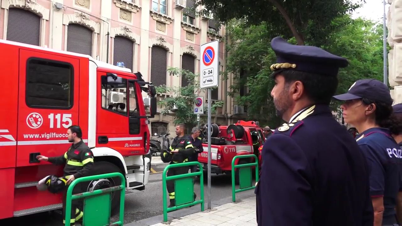 Poliziotti uccisi a Trieste, il commosso omaggio dei Vigili del fuoco