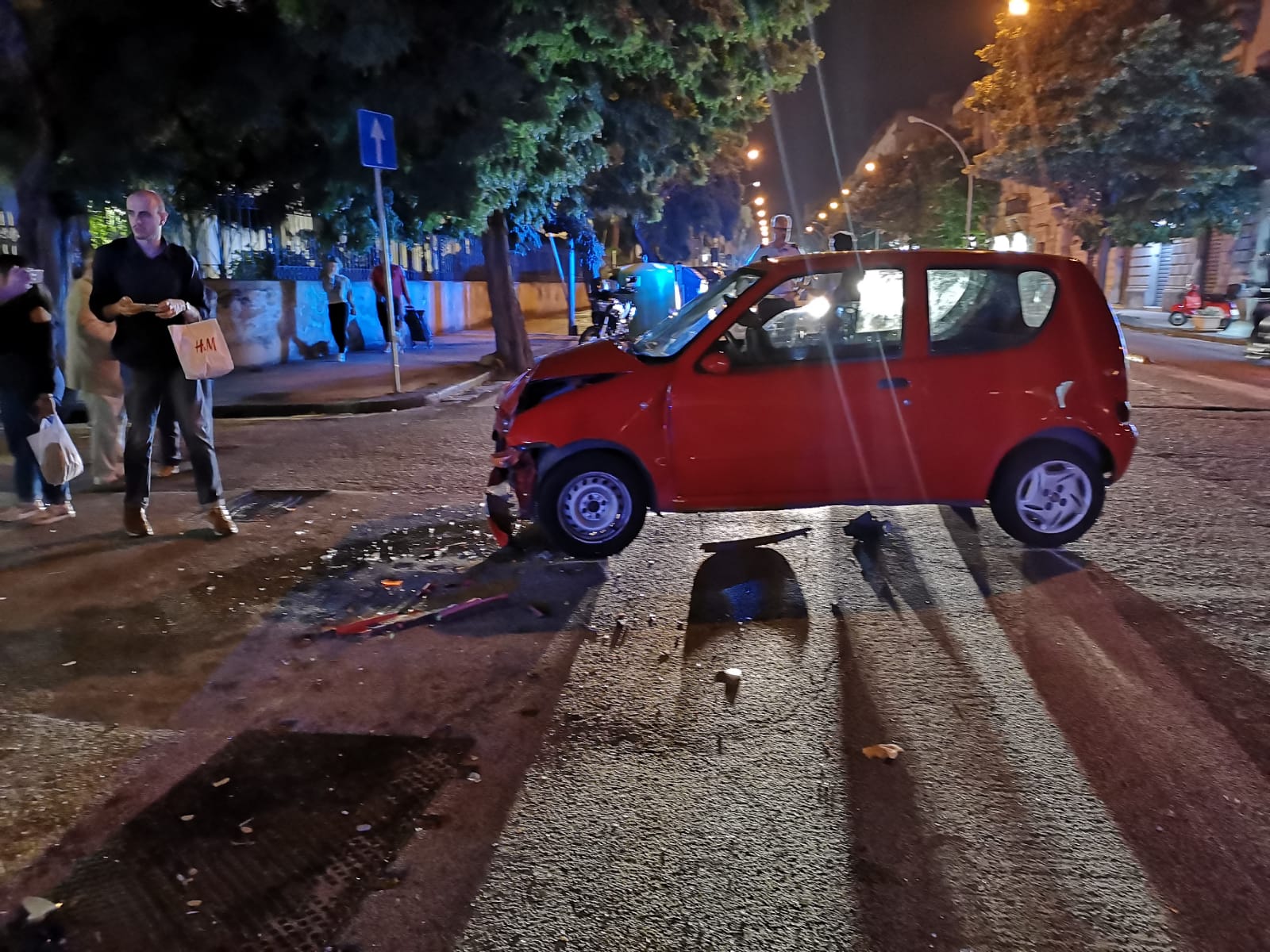 Spettacolare carambola auto-moto in via S. Cecilia, due feriti